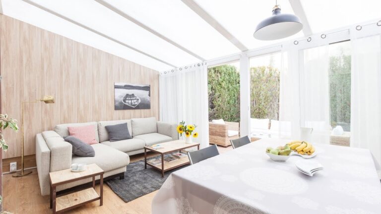 5 consejos para crear un ambiente acogedor en tu porche acristalado
