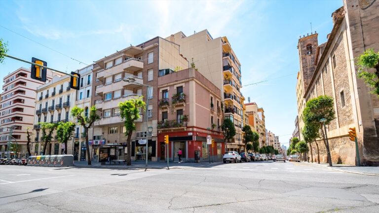 Estancias acogedoras con balcones luminosos